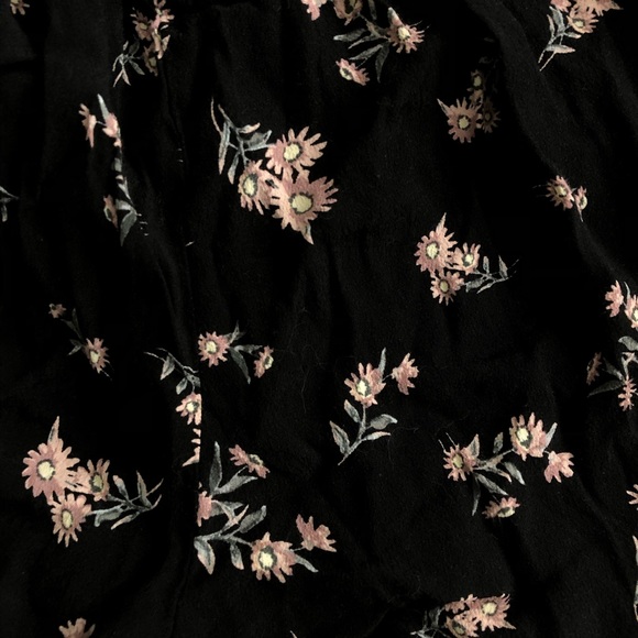 Cute flowy floral shorts - Picture 3 of 3